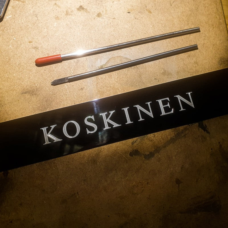Musta alumiininen nimikilpi
